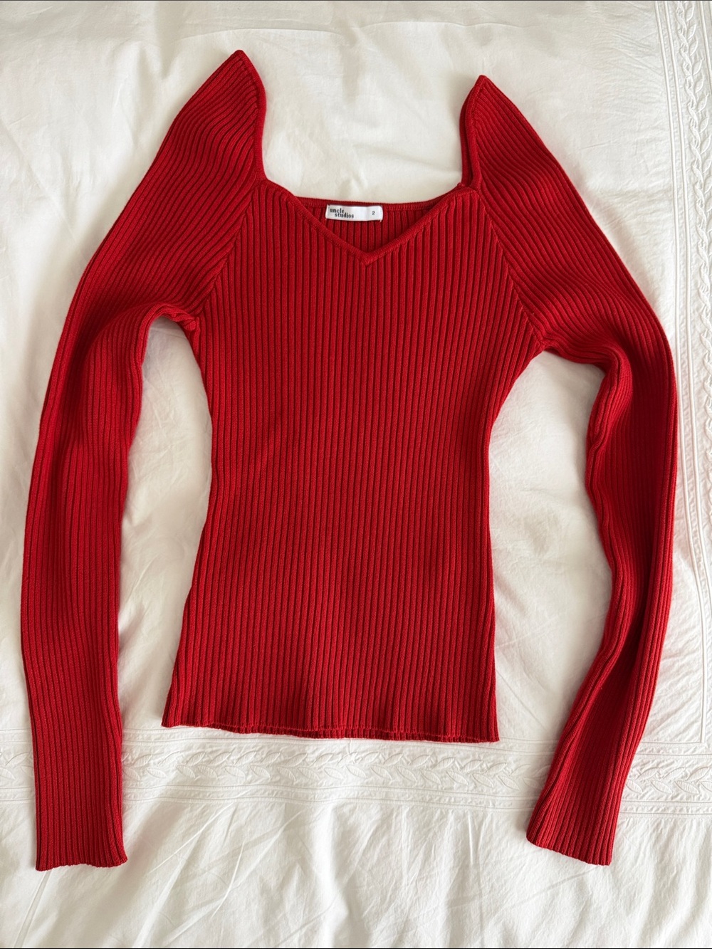 Sleek Red Ribbed V-Neck Long Sleeve Sweater